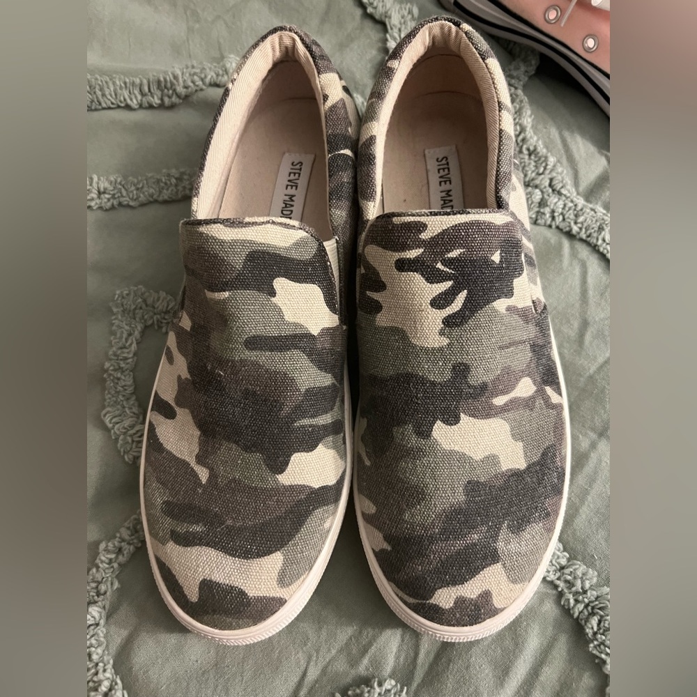 Camp Steve Madden flats